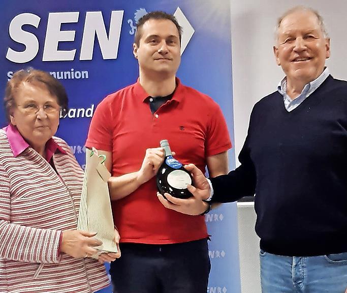 Der Vorsitzende der CSU-Seniorenunion, Manfred Manger, bedankt sich mit einem Gastgeschenk bei der Seminarleiterin der Hanns Seidel Stiftung, Rosi Hufnagel, und dem Referenten Ronald Kaiser.