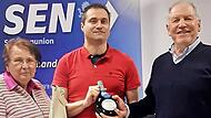 Der Vorsitzende der CSU-Seniorenunion, Manfred Manger, bedankt sich mit einem Gastgeschenk bei der Seminarleiterin der Hanns Seidel Stiftung, Rosi Hufnagel, und dem Referenten Ronald Kaiser. Der Vorsitzende der CSU-Seniorenunion, Manfred Manger, bedankt sich mit einem Gastgeschenk bei der Seminarleiterin der Hanns Seidel Stiftung, Rosi Hufnagel, und dem Referenten Ronald Kaiser.