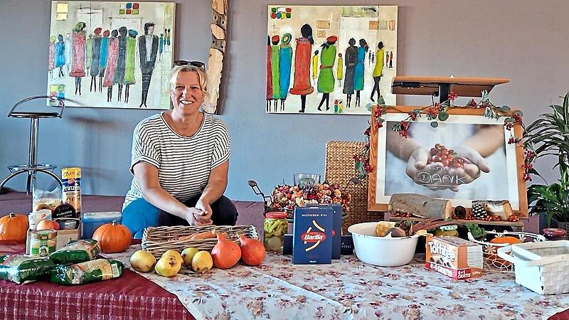 Deborath Berninghaus mit den Spenden f&uuml;r die Tafel Bad Kissingen. Gisela M&uuml;ller