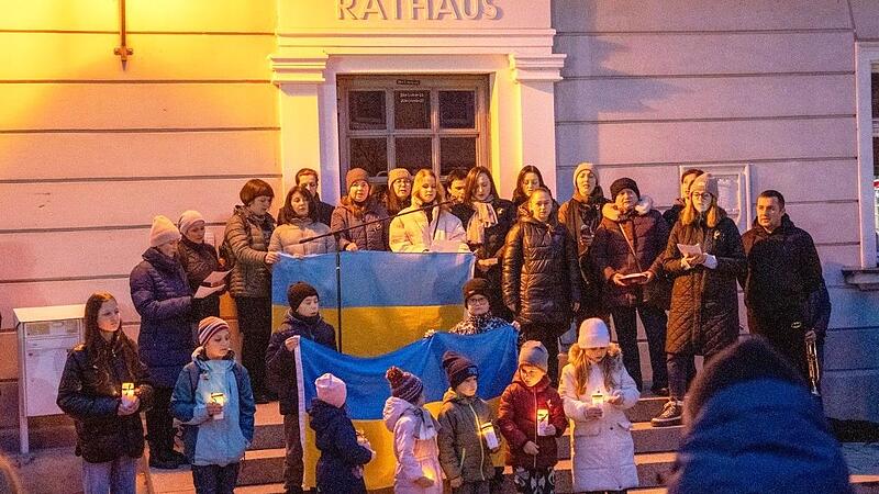 Zur Gedenkandacht mit Friedensgebet trafen sich die einige Höchstader und ukrainische Geflüchtete am Marktplatz. Zur Gedenkandacht mit Friedensgebet trafen sich die einige Höchstader und ukrainische Geflüchtete am Marktplatz.