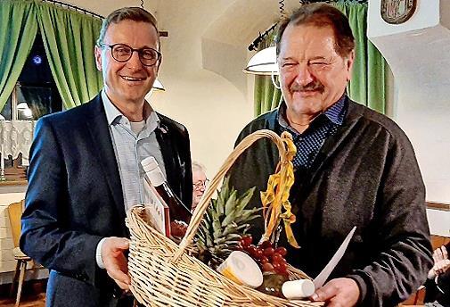 Vorsitzender Joachim Stark (links) bedankt sich bei dem scheidenden Stadtrat Manfred Engel f&uuml;r seine Arbeit.