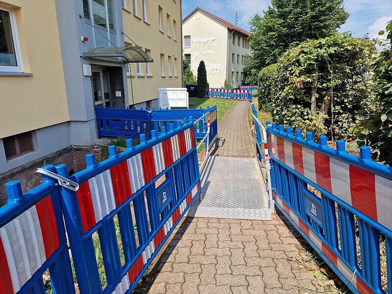 Die Sicherheit der Fußgänger und Anwohner wird durch spezielle Übergänge und Schutzplanken gewährleistet. Diese Absperrungen sind unbedingt zu beachten. Die Sicherheit der Fußgänger und Anwohner wird durch spezielle Übergänge und Schutzplanken gewährleistet. Diese Absperrungen sind unbedingt zu beachten.