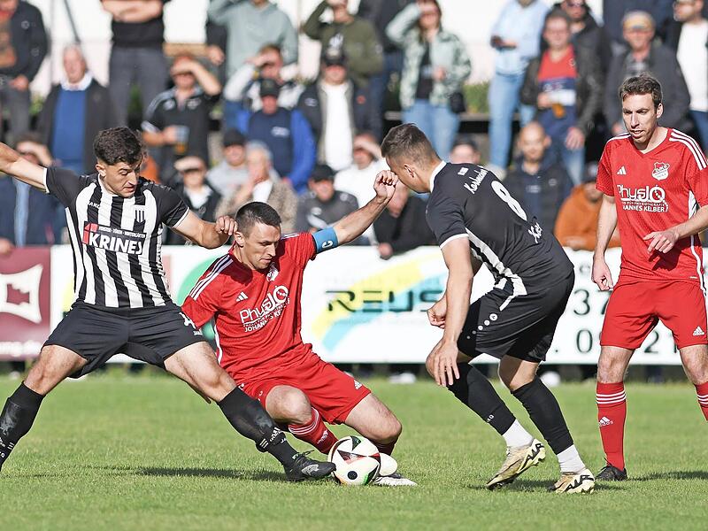 Vor fast genau einem Jahr standen sich der FC Sand und die DJK Dampfach (rote Trikots) im Seestadion schon einmal im Relegations-Hinspiel gegenüber. Die Partie endete damals 2:2. Vor fast genau einem Jahr standen sich der FC Sand und die DJK Dampfach (rote Trikots) im Seestadion schon einmal im Relegations-Hinspiel gegenüber. Die Partie endete damals 2:2.