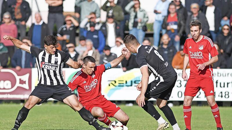 Vor fast genau einem Jahr standen sich der FC Sand und die DJK Dampfach (rote Trikots) im Seestadion schon einmal im Relegations-Hinspiel gegen&uuml;ber. Die Partie endete damals 2:2.