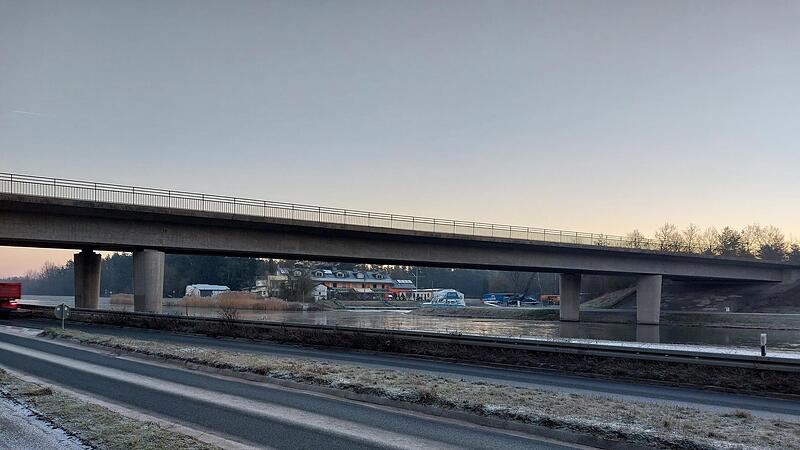 Der Stahl der Main-Donau-Kanal-Brücke zwischen Alterlangen und Dechsendorf wird langsam rissig. Immerhin ist die Brücke bereits 55 Jahre alt. Jetzt soll ihre Nachfolgerin vier Meter weiter südlich gebaut werden, damit Fahrer keine Umleitung nehmen... Der Stahl der Main-Donau-Kanal-Brücke zwischen Alterlangen und Dechsendorf wird langsam rissig. Immerhin ist die Brücke bereits 55 Jahre alt. Jetzt soll ihre Nachfolgerin vier Meter weiter südlich gebaut werden, damit Fahrer keine Umleitung nehmen...