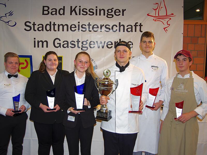 Ausgezeichnet: Immanuel Redmann, Anna Baus, Eva Kirchner, Joel Fitzges, Rudolf Ringer und Luca Schl&ouml;gl (v.l.)