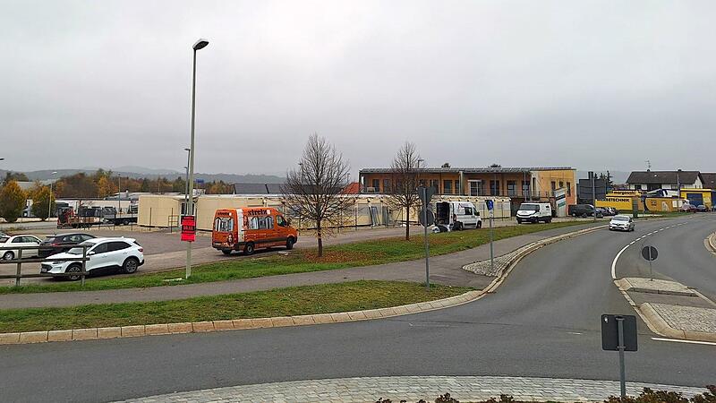 Auf diesem Grundst&uuml;ck am Ortsrand von Breiteng&uuml;&szlig;bach wird aktuell die Fl&uuml;chtlingsunterkunft aufgebaut.