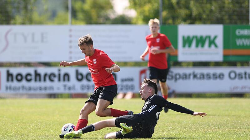 Der Dampfacher Torwart Noah Mack kl&auml;rt mit dem Fu&szlig; gegen den Schwebenrieder  Tobias Burger.