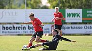 Der Dampfacher Torwart Noah Mack klärt mit dem Fuß gegen den Schwebenrieder  Tobias Burger.