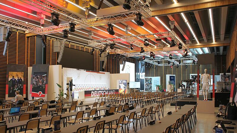 Ein Blick in das Medienzentrum: Als die DFB-Elf w&auml;hrend der EM am Home Ground wohnte, arbeiteten Pressevertreter von hier aus. Spieler und Offizielle kamen regelm&auml;&szlig;ig zu Pressekonferenzen vorbei.