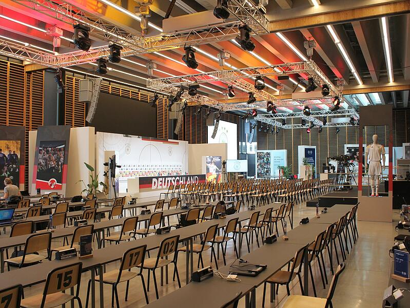 Ein Blick in das Medienzentrum: Als die DFB-Elf während der EM am Home Ground wohnte, arbeiteten Pressevertreter von hier aus. Spieler und Offizielle kamen regelmäßig zu Pressekonferenzen vorbei.