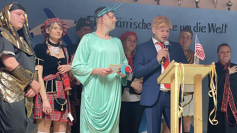 Donald Trump (Daniel Albert) und die Freiheitsstatue (Bastian Bünte) moderierten durch den Abend.