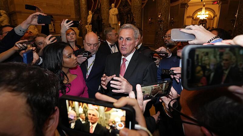 Eine Gruppe von 20 republikanischen Abgeordneten vom extremen Flügel der Partei blockiert die Wahl von Kevin McCarthy (Bildmitte)  zum Sprecher des US-Repräsentantenhauses.