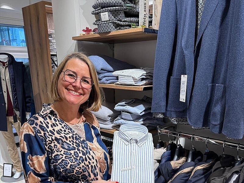 Theresia Hauke von M&auml;nnermoden Horbaschek ber&auml;t am verkaufsoffenen Sonntag &bdquo;p&auml;rchenweise&ldquo;.