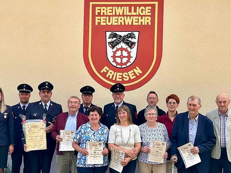 Ehrungen bei der Freiwilligen Feuerwehr Friesen bei ihrem traditionellen Florianstag.