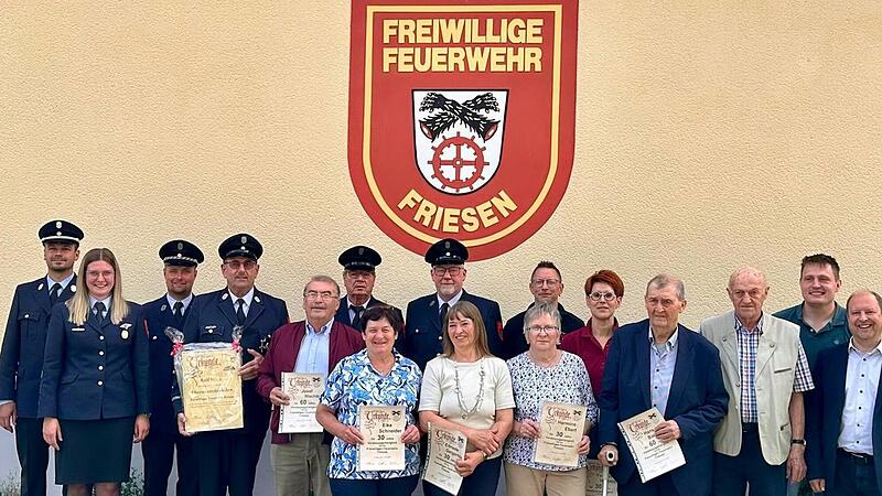 Ehrungen bei der Freiwilligen Feuerwehr Friesen bei ihrem traditionellen Florianstag. Ehrungen bei der Freiwilligen Feuerwehr Friesen bei ihrem traditionellen Florianstag.