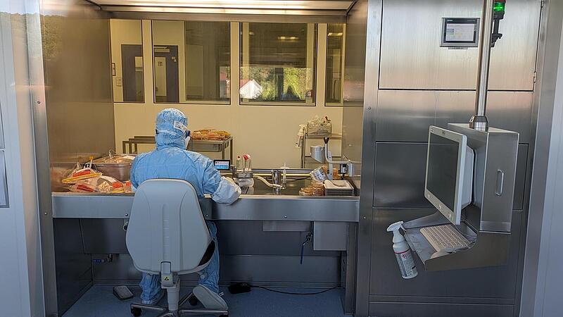 Blick durch die Glasscheibe: Um an dem reinsten Ort im Labor zu arbeiten, braucht es ein dreiviertel Jahr Schulung. Blick durch die Glasscheibe: Um an dem reinsten Ort im Labor zu arbeiten, braucht es ein dreiviertel Jahr Schulung.