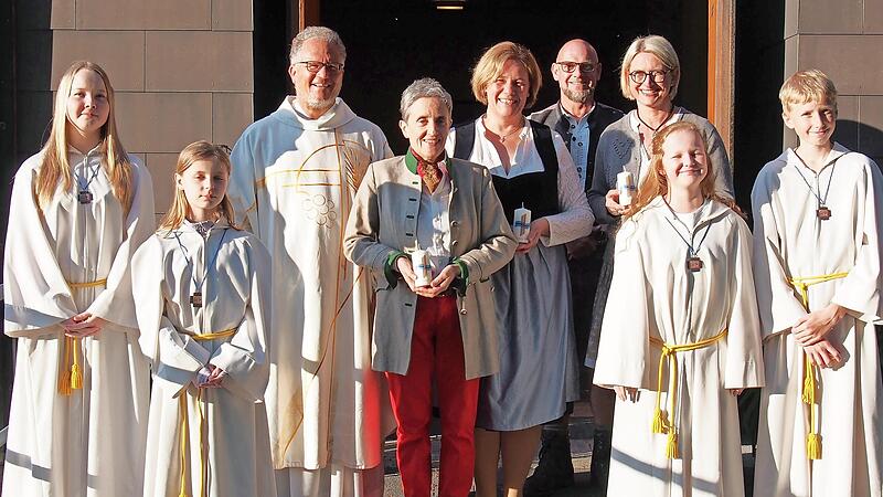 Pfarrer Lars Rebhan mit dem Pfarrgemeinderäten Cornelia Kreutner, Sandra Ultsch, Jochen Bauer, Nadja Mrosek und den Ministranten vor der Pfarrkirche St. Michael. Pfarrer Lars Rebhan mit dem Pfarrgemeinderäten Cornelia Kreutner, Sandra Ultsch, Jochen Bauer, Nadja Mrosek und den Ministranten vor der Pfarrkirche St. Michael.