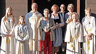 Pfarrer Lars Rebhan mit dem Pfarrgemeinder&auml;ten Cornelia Kreutner, Sandra Ultsch, Jochen Bauer, Nadja Mrosek und den Ministranten vor der Pfarrkirche St. Michael.