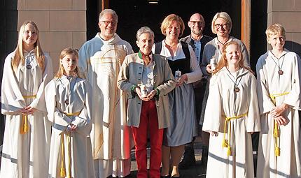 Pfarrer Lars Rebhan mit dem Pfarrgemeinderäten Cornelia Kreutner, Sandra Ultsch, Jochen Bauer, Nadja Mrosek und den Ministranten vor der Pfarrkirche St. Michael. Pfarrer Lars Rebhan mit dem Pfarrgemeinderäten Cornelia Kreutner, Sandra Ultsch, Jochen Bauer, Nadja Mrosek und den Ministranten vor der Pfarrkirche St. Michael.