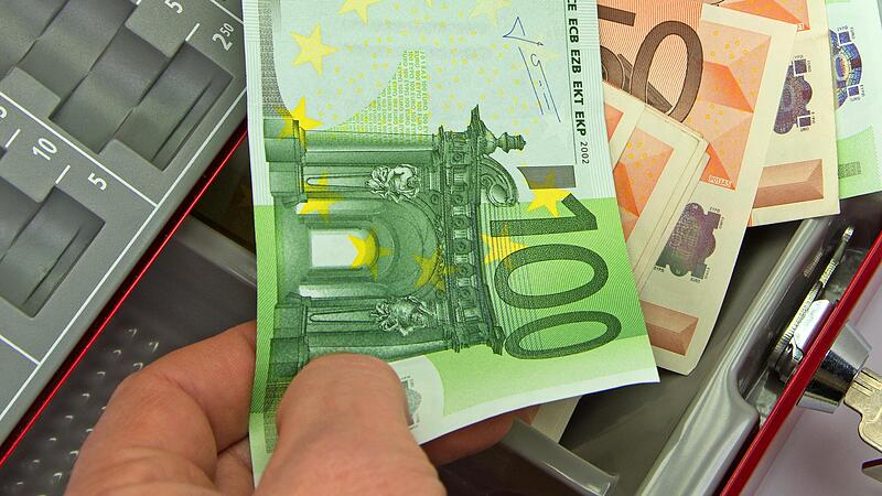 Herzogenaurach darf im übertragenen Sinne  nicht mehr all zu tief in die Kasse greifen. Seit 2023 muss  Herzogenaurach die laufenden Ausgaben senken.