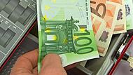 Herzogenaurach darf im übertragenen Sinne  nicht mehr all zu tief in die Kasse greifen. Seit 2023 muss  Herzogenaurach die laufenden Ausgaben senken.