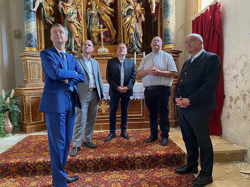775 Jahre Regensberg: Zum Jubiläum wird der Zustand der Kirche St. Margareta begutachtetForchheim & Fränkische Schweiz Pfarrer Michael Gehret (2. v. r.) und Bürgermeister Edwin Rank (Mitte) zeigen MdB Thomas Silberhorn (links), MdL Michael Hofmann (2. v. l.) und Landrat Hanngörg Zimmermann (rechts) den Zustand der Kapelle