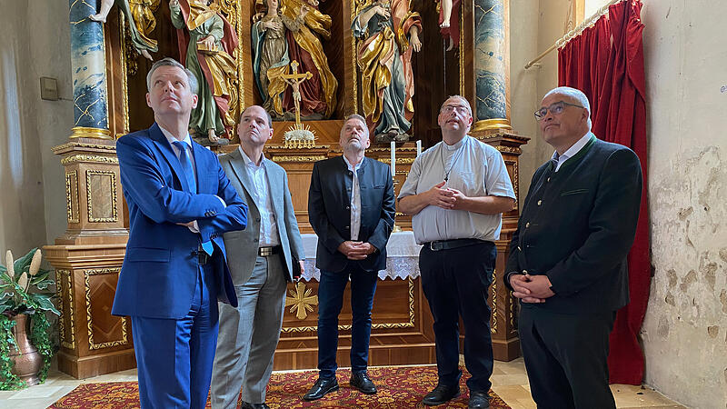 Pfarrer Michael Gehret (2. v. r.) und B&uuml;rgermeister Edwin Rank (Mitte) zeigen MdB Thomas Silberhorn (links), MdL Michael Hofmann (2. v. l.) und Landrat Hanng&ouml;rg Zimmermann (rechts) den Zustand der Kapelle
