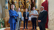 Pfarrer Michael Gehret (2. v. r.) und B&uuml;rgermeister Edwin Rank (Mitte) zeigen MdB Thomas Silberhorn (links), MdL Michael Hofmann (2. v. l.) und Landrat Hanng&ouml;rg Zimmermann (rechts) den Zustand der Kapelle