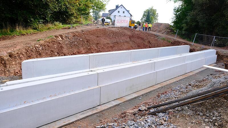 Durch eine riesige Rinne aus Betonfertigteilen fließt künftig die Lauter unter der Kreisstraße zwischen Schlimpfhof und Hassenbach hindurch. Durch eine riesige Rinne aus Betonfertigteilen fließt künftig die Lauter unter der Kreisstraße zwischen Schlimpfhof und Hassenbach hindurch.
