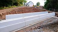 Durch eine riesige Rinne aus Betonfertigteilen flie&szlig;t k&uuml;nftig die Lauter unter der Kreisstra&szlig;e zwischen Schlimpfhof und Hassenbach hindurch.