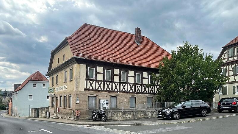 Blick auf das ortsbildpr&auml;gende, ehemalige Gasthaus &bdquo;zum Ebelsberg&ldquo; in der Stettfelder Stra&szlig;e, das seit Jahren leer steht und zu dem auch Sanierungs- und Nutzungsm&ouml;glichkeiten erarbeitet wurden.