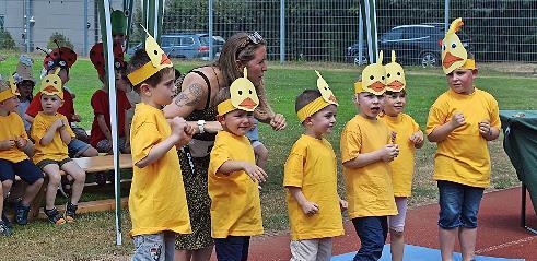 Ob als Entlein, Tauben, Hühner oder Krokodile, die Kinder waren voll bei der Sache bei ihrem Auftritt am Fest.