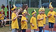 Ob als Entlein, Tauben, Hühner oder Krokodile, die Kinder waren voll bei der Sache bei ihrem Auftritt am Fest.