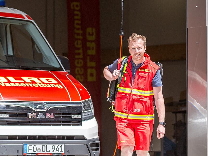 Feierliche Er&ouml;ffnung steht bevor: Die Wasserretter des DLRG Forchheim k&ouml;nnen schon bald regelm&auml;&szlig;ig von ihrem neu gebauten Wasserrettungszentrum aus starten. Vorsitzender Maik Baumgarten hat vorab die T&uuml;ren ge&ouml;ffnet.