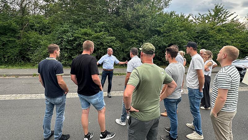 Die Gemeinderäte verschafften sich beim Ortstermin im Gewerbegebiet Buchrasen ein Bild vom Zustand der Buchstraße. Bürgermeister Roland Wehner erläutert die Lage. Die Gemeinderäte verschafften sich beim Ortstermin im Gewerbegebiet Buchrasen ein Bild vom Zustand der Buchstraße. Bürgermeister Roland Wehner erläutert die Lage.