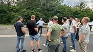 Die Gemeinderäte verschafften sich beim Ortstermin im Gewerbegebiet Buchrasen ein Bild vom Zustand der Buchstraße. Bürgermeister Roland Wehner erläutert die Lage. Die Gemeinderäte verschafften sich beim Ortstermin im Gewerbegebiet Buchrasen ein Bild vom Zustand der Buchstraße. Bürgermeister Roland Wehner erläutert die Lage.