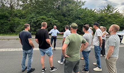 Die Gemeinderäte verschafften sich beim Ortstermin im Gewerbegebiet Buchrasen ein Bild vom Zustand der Buchstraße. Bürgermeister Roland Wehner erläutert die Lage. Die Gemeinderäte verschafften sich beim Ortstermin im Gewerbegebiet Buchrasen ein Bild vom Zustand der Buchstraße. Bürgermeister Roland Wehner erläutert die Lage.