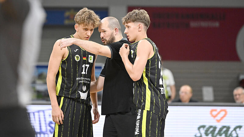 BBC-Coach Florian Wedell mit seinen Youngstern Liam Holländer und Leo Friedlein