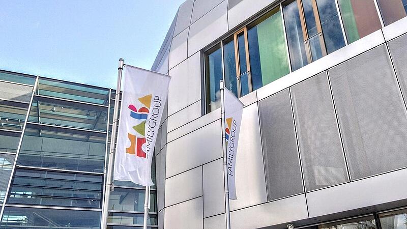 Nein, die Fahnen bei der Haba-Familygroup hängen nicht auf Halbmast – aber sehr angespannt ist die wirtschaftliche Lage des Familienunternehmens allemal. Befürchtet wird, dass am Standort Bad Rodach  jeder dritte Arbeitsplatz in Gefahr ist.