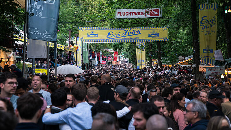 An vollen Tagen ist die Bergkirchweih voll von Menschen. Das stellt Einsatzkr&auml;fte und Helfer bei Notf&auml;llen vor eine besondere Herausforderung.