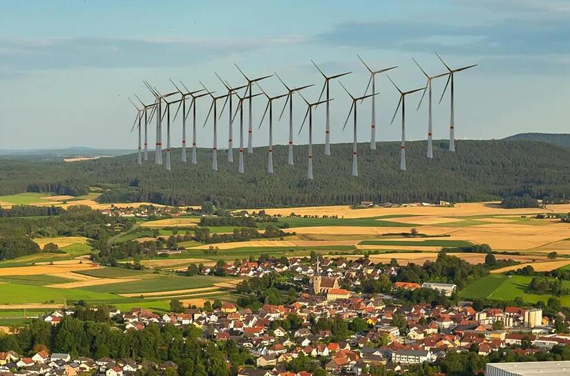 Vor den Auswirkungen des geplanten Windparks im Mainecker Forst warnt eine Bürgerinitiative mit dieser Visualisierung. Man hätte die Bürger früher einbeziehen sollen, meinten in der jüngsten Gemeinderatssitzung einige Ratsmitglieder.