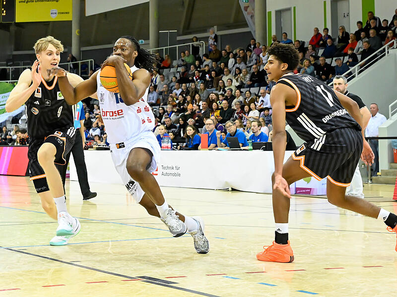 Darius Dawson (in weiß) will zum Korb, doch die Ulmer Verteidigung bleibt aufmerksam.