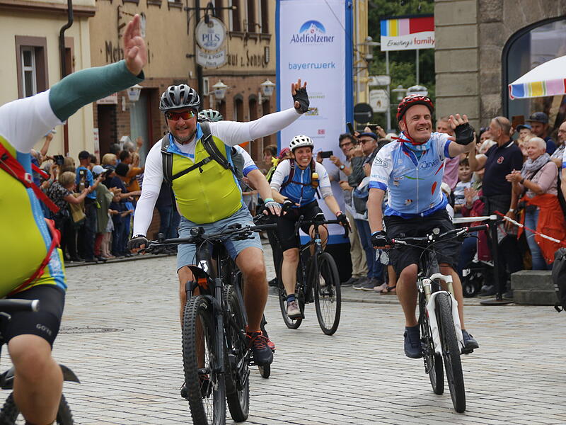 Zieleinfahrt der BR-Radltour 2025 in Hammelburg am MarktplatzZieleinfahrt der BR-Radltour 2025 in Hammelburg am Marktplatz