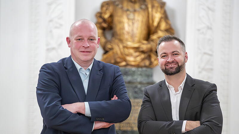 Daniel Bahn (von links), Kurdirektor Sebastian Dresbach, Oberb&uuml;rgermeister Dirk Vogel, die scheidende Kurdirektorin Sylvie Thormann und Gerhard Schneider, Gesch&auml;ftsleiter des Rathauses Bad Kissingen beim Pressegespr&auml;ch im Wei&szlig;en Saal des Regentenbaus.