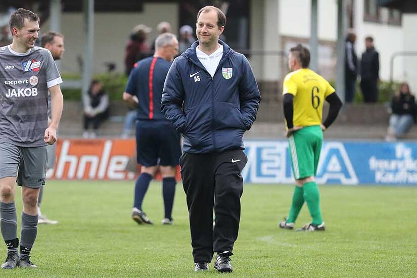 Andreas Schmitz, Trainer (SG) FC Gehülz/ATSV Gehülz, kritisiert an seiner Mannschaft, zu oft hinterherzurennen und viel zu passiv zu sein.