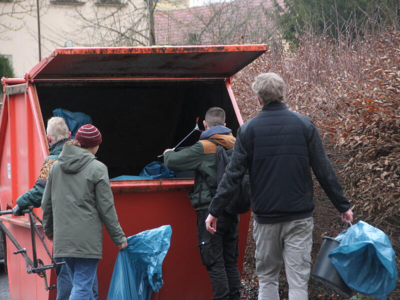 Ramadama Aufräumaktion am 14. März in MünnerstadtRamadama Aufräumaktion am 14. März in Münnerstadt Ein Container stand für die Müllsäcke bereit.
