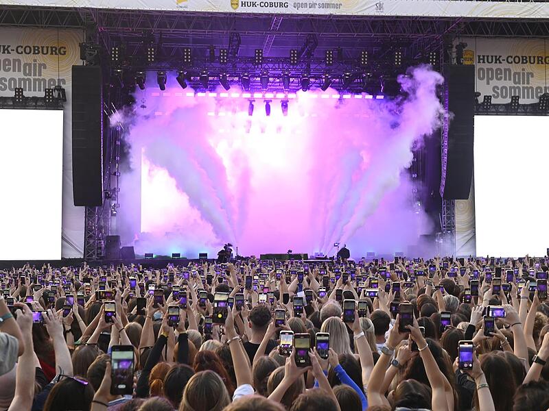 HUK-Coburg-Open-Air-Sommer 2023: Beim (ausverkauften) Konzert von Cro waren besonders viele Handys im Einsatz. HUK-Coburg-Open-Air-Sommer 2023: Beim (ausverkauften) Konzert von Cro waren besonders viele Handys im Einsatz.