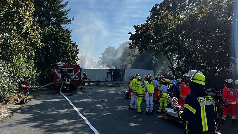 Feuerwehrleute bek&auml;mpfen den Brand in der Fl&uuml;chtlingsunterkunft.
