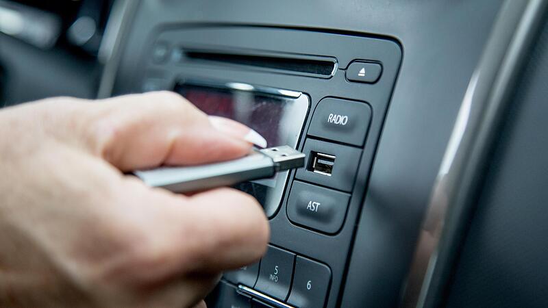 Ein USB-Stick kann auch dazu dienen, die eigene Musik mit ins Auto zu nehmen. Ein USB-Stick kann auch dazu dienen, die eigene Musik mit ins Auto zu nehmen.
